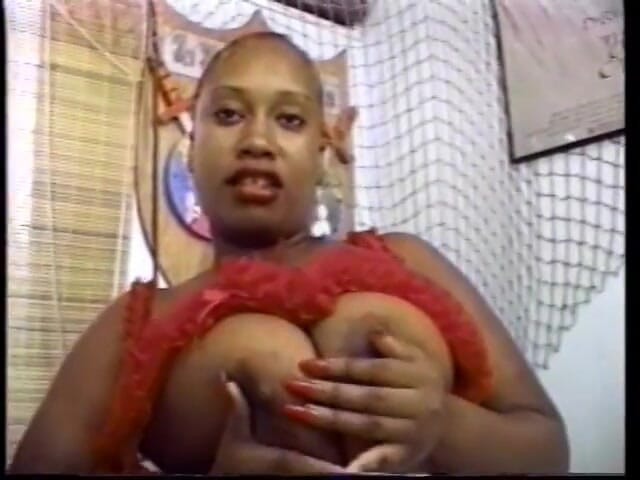Hot and Wet: Si gemuk hitam menjilat buah dada besarnya semasa seorang lelaki...