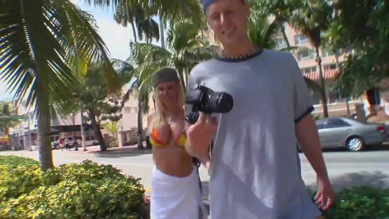 Wonderfull Bigboobs: Розбещена блондинка любить тепле навантаження в рот