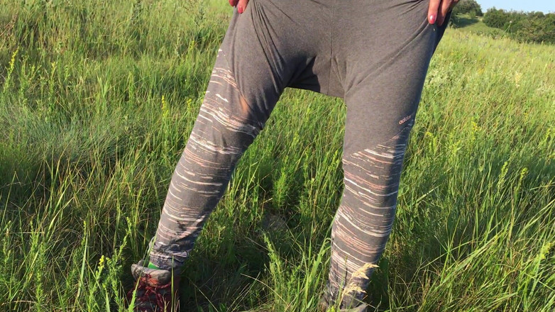 Risky Hairy Couple: Писаю в траве на лугу