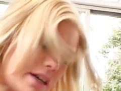 Alfacontent: Une déesse blonde à gros nichons chevauche la verge d'un mec