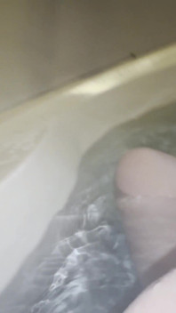 Masturbándome Y Mostrando Mis Pies En La Bañera.