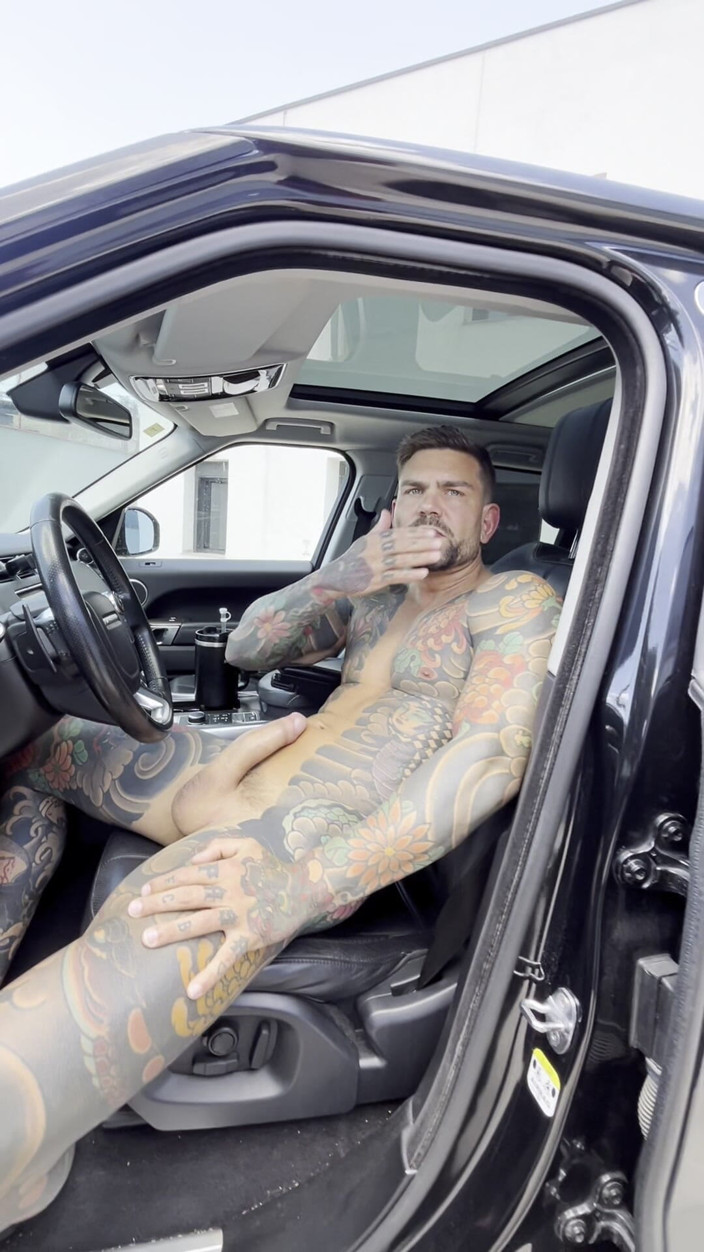 Juan Lucho Gay: Facet masturbuje się w samochodzie