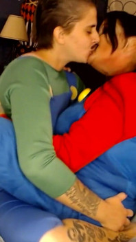 Lezbiyen cosplay mario ve luigi makaslama