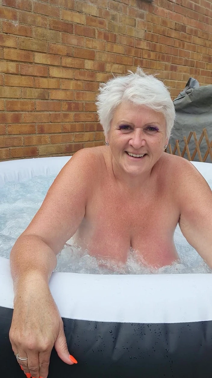 Uk Joolz: Обнаженная игра в ванне