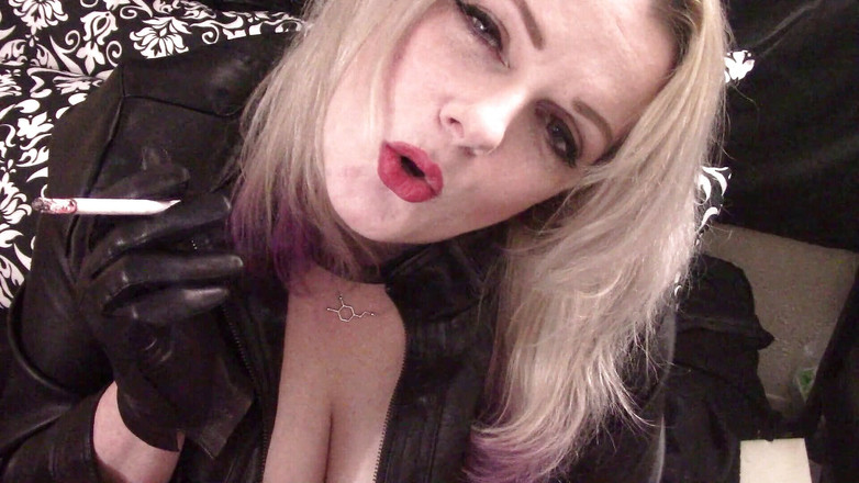 Smoke Temptress Annie Vox - Smoking Fetish: Closer Virginia mảnh mai 120 trong áo khoác da và găng tay...