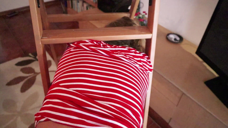 Chokobanana: 请先生，帮帮我，我在打扫时被困在梯子里