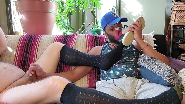 Kennie Jai: Voetfetisj! Kennie Jai trekt zich af op beervoeten!