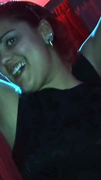 Duitse orgie jonge babes blondine en brunette in lingerie nemen dikke pikken