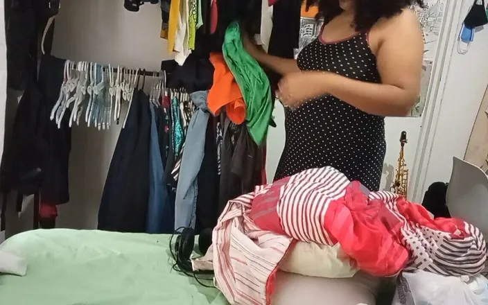 Karmicoxv: Dona de casa enquanto ela limpa o quarto e dobra...