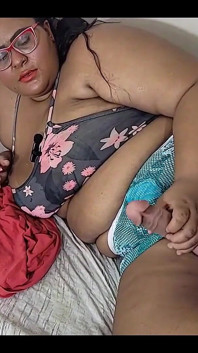 Futanari - ju la moglie monella è una figliastra che riceve un grosso cazzo tra le gambe e viene molto