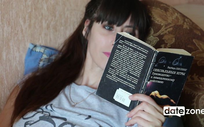 Datezone: Одинокая домохозяйка читает романс и начинает мастурбировать