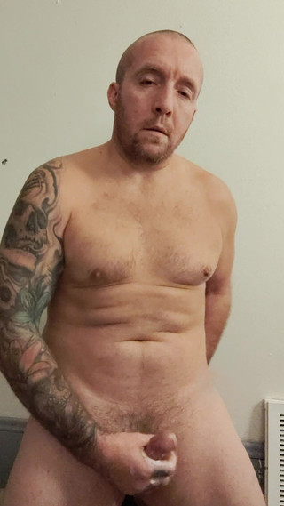 Naughty Daddy: Zobacz, jak tata głaska swojego kutasa, aż spuści się dla...