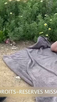 空港の荷物係が私に声をかけてきて、外でセックスする予約をくれました。