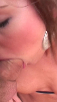 Đút sâu vào cổ họng vào mặt đi tiểu của kissy