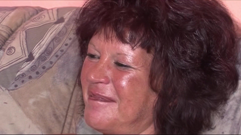 MUSCHI PORNOS: Mogen blond milf blir knullad hårt och vild