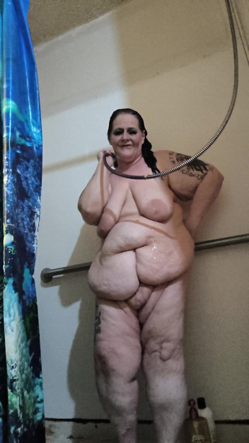 Watching Her Piss a Soapy Dish Cumming a Squirting Mess