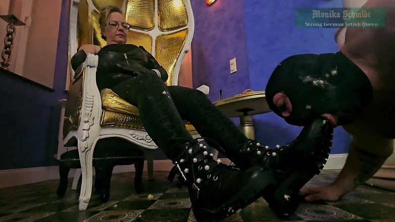 Strict Senz: Maîtresse Monika Schmidt Écrase Des Crachats Nourrissant Une Humiliation Verbale Dans...