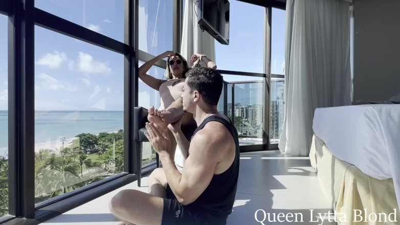 Queen Lytta ballbusting and cum lick: Adorazione del piede in un hotel di lusso sulla spiaggia