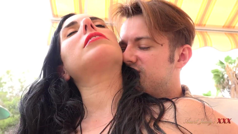 Aunt Judy's XXX: Auntjudysxxx - гаряча латиноамериканська мамка Лінда дель Соль трахає свого хлопця біля басейну