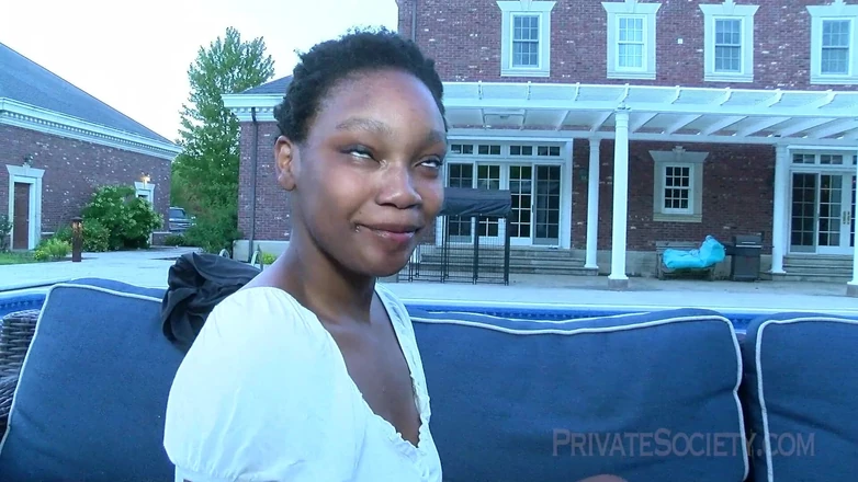 Private Society: Un arrêt au stand pour une chatte