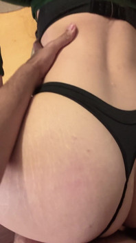 POV: เมียของคุณเจอกางเกงในของแฟนสาวและให้ตูดเธอบนโต๊ะในห้องครัว