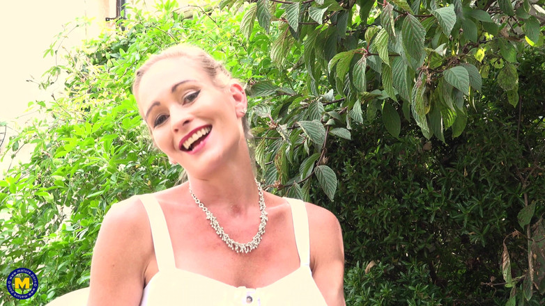 Mature NL: MILF British nakal yang elegan membasuh badan bogel panasnya di...