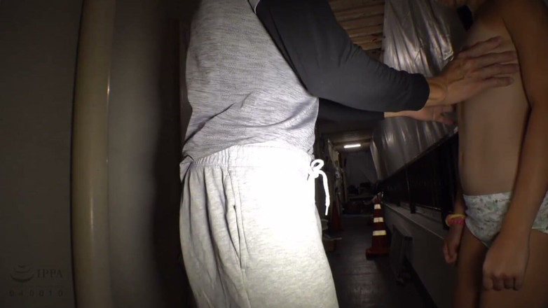 Raptor Inc: Video di belle ragazze che si abbronzano in un complesso...
