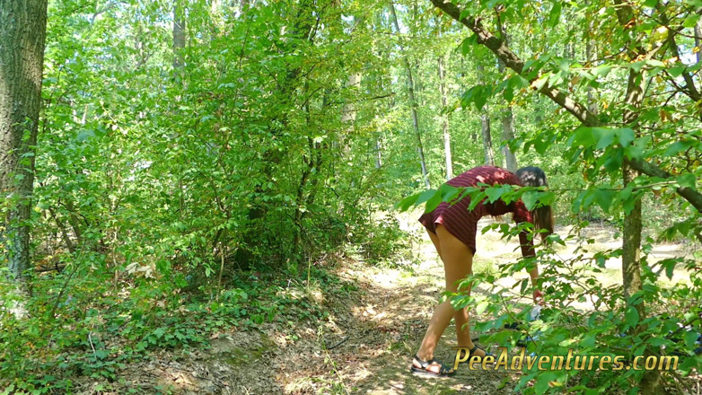 Pee Adventures: สาวผมน้ำตาลเซ็กซี่ถอดหมดแล้วฉี่กลางแจ้ง