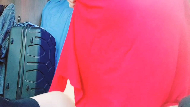 Kitty_Cross: Śliczna shemale podnosząca spódnica lekko w delikatnej bryzie