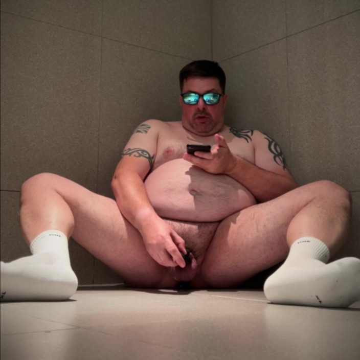 uktattooedchub74: Zadek a vibrace ptáka (škádlení a sperma)