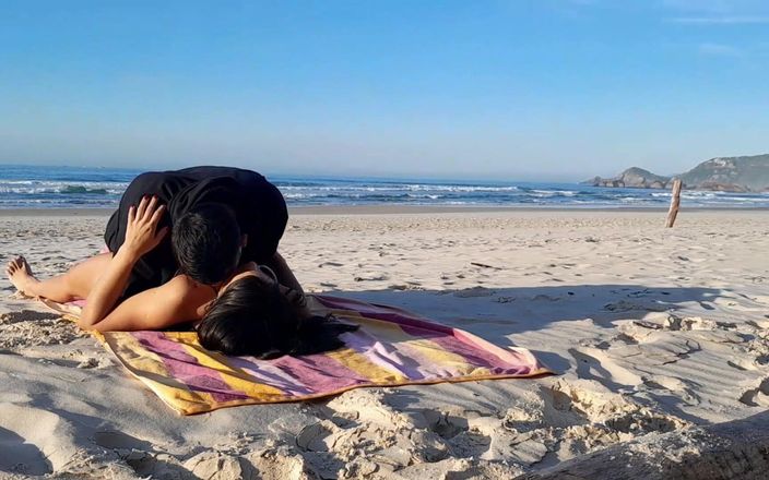 Couplebeach1: Atrapada pareja en la playa