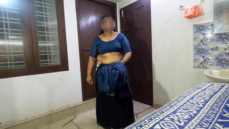 Anne Ipe: Une bhabhi sexy en sari bleu enlève son sari pour...