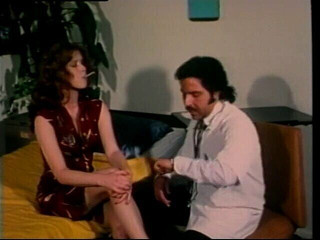 Old Good Porn: Mężczyzna rozbiera tę brunetkę dziwkę nago i pieprzy jej ciasną...