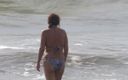 Ardientes 69: Orta yaşlı seksi kadın 18 yaşındaki üvey oğluyla plaja tatile gidiyor ve...