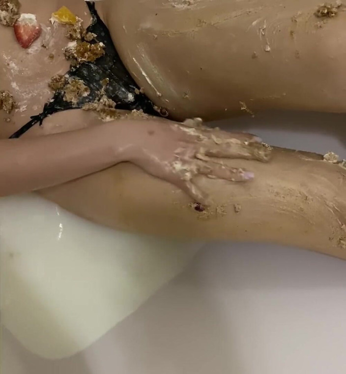 Monnycka: torta dolce su sperma sporco