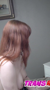 Drobná trans bella bates chce těsnou díru Sabiny Steele
