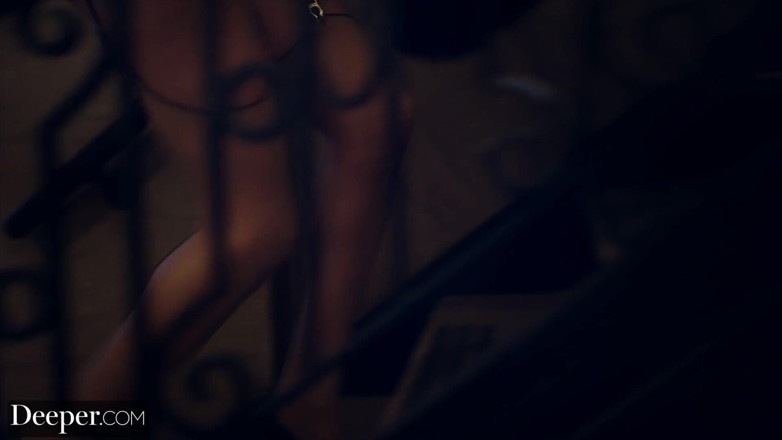 Deeper: Dieper. Twinlike blondines Riley &amp; Elsa hebben een intens trio