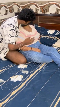 Sexo pela primeira vez com a meia-irmã da minha esposa, ela chega em casa e me implora para transar com ela