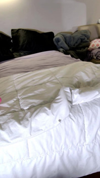 Regarde-moi prendre sa levrette penchée sur le lit