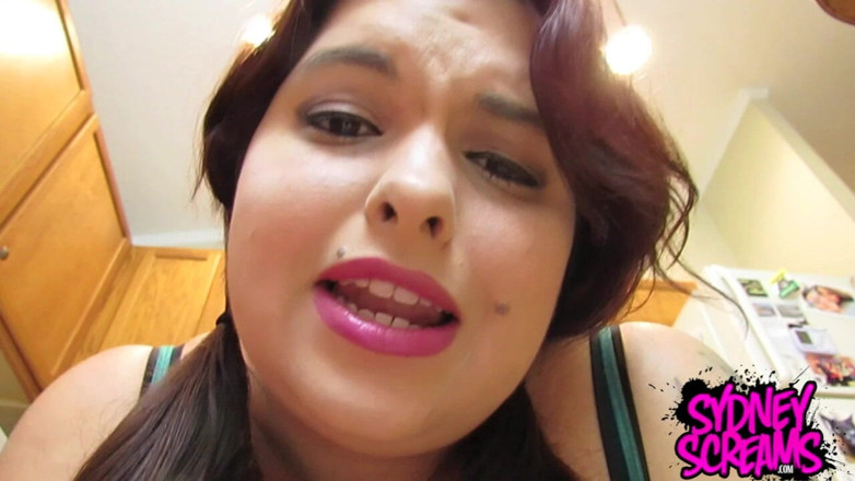 Sydney screams fetish: La studentessa si stuzzica il rossetto- HD