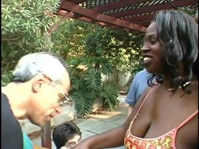 Fuck me Hard: Büyük garajlı tombul zenci orta yaşlı seksi kadın adamlar tarafından...