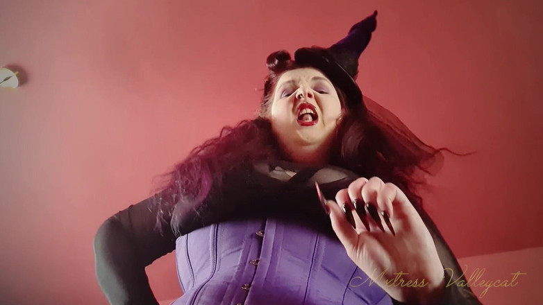 Mxtress Valleycat: गांव की अर्थव्यवस्था को निगलना