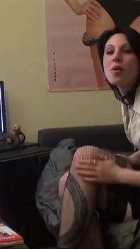 Ładna młoda brunetka ostro zerżnięta i wytrysk na ciało w POV