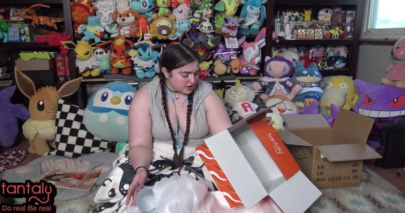 LustfulGeeks: Abby Unboxes la bambola del sesso crystal di tantaly