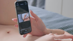 Teen Mega World: Une matinée paresseuse se termine par un orgasme