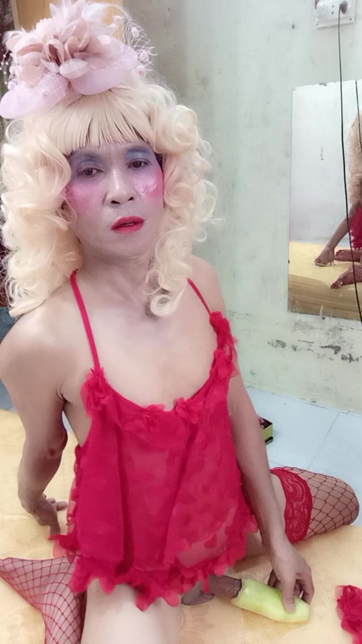 nguyen dang thien tri: Oanh Le Transgender Wearing Suggestive Clothes to Play with Cans...
