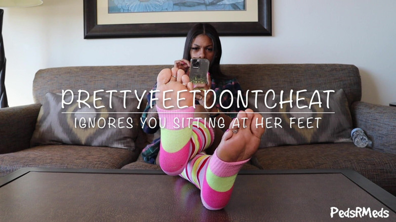 PedsRMeds: PrettyFeetdontcheat игнорирует тебя, сидя у ее ног