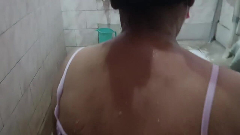 bengalihousewife: Indyjska bengalska gospodyni domowa nago i naga kąpiel
