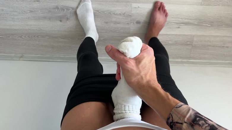 TVJackLong: Grande con un calzino POV e mani con i tatuaggi