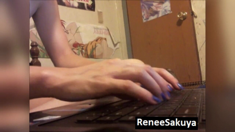 Renee Sakuya: Ignorandoti digitando sul suo computer